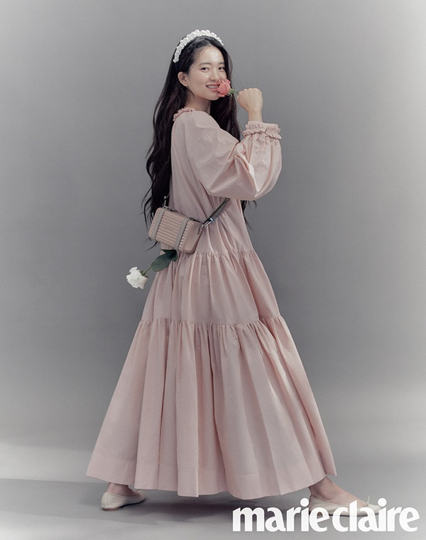 Actor Kim Tae-ris picture has been released.On February 5, the first SF movie Win Riho in Korea was released on Netflix, and it became the number one streaming spot in the whole day.One of the main characters, and an Interview with a Spring pictorial with Actor Kim Tae-ri, who plays Jang Seon-jang, who leads Seung-ri, and the European premium travel brand RIMOWA, was released in the March issue of Marie Claire.Kim Tae-ri in the released picture showed a 180-degree difference from Jang Seon-jang in the movie.His personal Case   of LimoWA in colors such as Desert Rose, White, and Mercury, his appearance surrounded by Neverseil soft bags and suit Case  s, and beautifully pinned flowers reminded me of the beginning of a fresh Spring.Kim Tae-ri, who realizes that Spring has come when he sees the sunlight shining on the flowers that actually blooms, has completed the picture by enjoying the Spring energy that has been welcomed throughout the filming.In a subsequent Interview, Kim Tae-ri told a behind-the-scenes story about the new film, Seung Ri-ho.Personally, I chose the garbage collection god that reveals the role, purpose and character of Seung Riho as the most interesting scene, and it was the first time that I was alive but at the same time I shared the fun of shooting.He added that he was a person with the greatest beliefs, courageous, and different from the actual person.In addition, the melting of Korean sentiment is mentioned as the charm of Sung Riho, and it expressed expectations for domestic SF works that will appear later.Actor Kim Tae-ri, who has been swimming in the imaginary world through Win Riho, can see the Spring with RIMOWA and the pictures and covers that can hear more of his stories can be found in the March issue of Marie Claire and the Mari Claire website.photomarie clairre