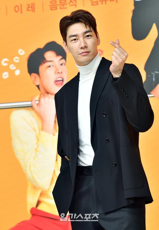 Actor Kim Young-kwang was held at KBS annex in Yeouido on the afternoon of the 17th KBS 2TV new drama Hello? Its me!I attended the online production presentation and have photo time.HelloI am! (directed by Lee Hyun-seok) is a fantasy-growing romantic comedy drama in which I, a 17-year-old man who was not afraid of anything in the world and was hot for everything, came to me and comforted me with both love and dreams. It hots.