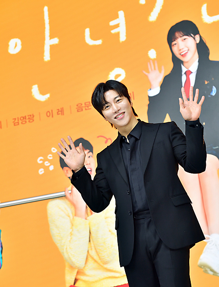 Actor Eum Moon-suk attended the production presentation of KBS 2TV new drama Hello? Its me!Hello? Its me! is a fantasy-growing romantic comedy drama in which I (Ire), a 17-year-old who was not afraid of anything in the world and was hot in everything, comes to comfort me to the 37-year-old main character, Banhani (Choi Kang-hee), who has become both romantic and dreamy.