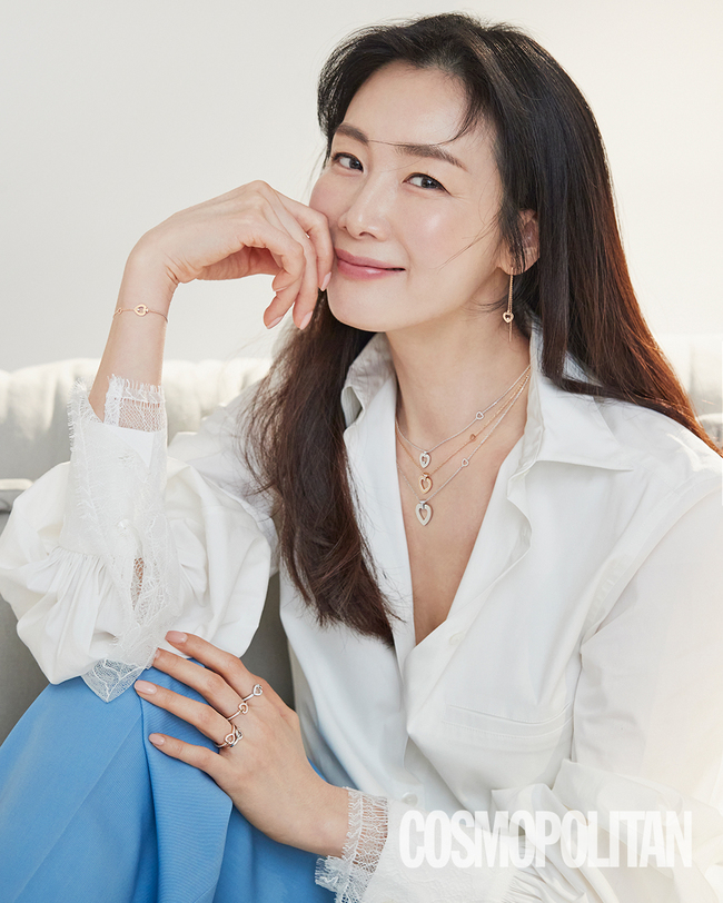 Actor Choi Ji-woo has revealed the latest.Choi Ji-woo re-appeared on Cosmo Politan cover in April 2005, 16 years after she first decorated Cosmo Politan Koreas first Korean cover.In this picture with the jewelery brand, she expressed various emotions that bloom in the life of women such as joy of love, elegance, and sensuality.In an interview after the filming, I wake up to the sound of a baby and observe to grow up all day.I think I was lying still yesterday, but I am quickly acquiring my skills as a human being by using my hands and feet.In the meantime, I shoot slowly like today, and I watch dramas and movie scenarios for a while. If you thought a little narrow before that, you will now look farther away.I can see my friends who were not close, and at the same time, the existence of people who have been with me for a long time feels more precious. I think I want to be a good influence. Asked whether he is happy now, he said, Kokoro has become Signes extérieurs de richesse.I was playing with my child, watching the snow fall, organizing the house, reading the scenario, and suddenly I heard Kokoro.Happiness is not a pursuit or achievement, but it seems to rise sometimes, and it is a very ordinary moment that is not great. 