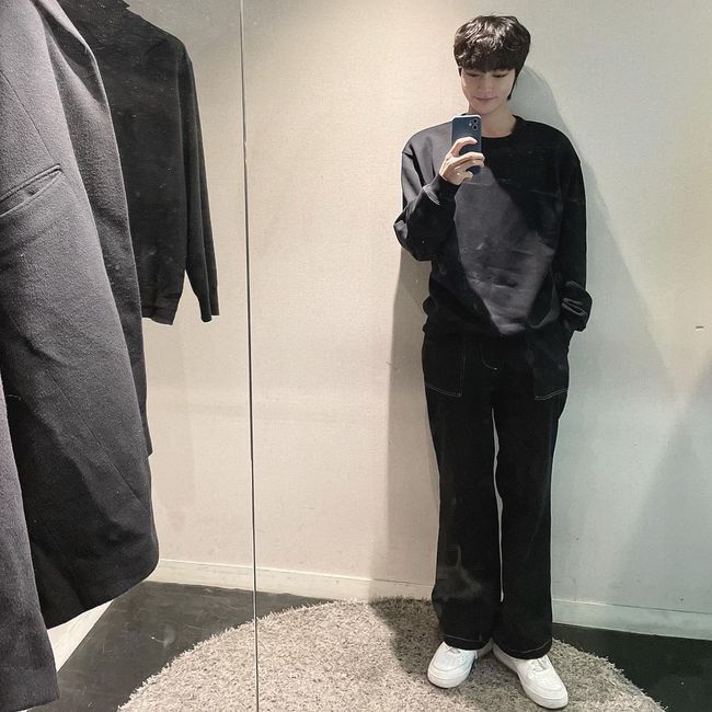 Actor Hwang In-yeop boasted an extraordinary model fit.On the afternoon of the 17th, Hwang In-yeop posted a self-titled self-portrait on his personal SNS without any comment.In the photo, Hwang In-yeop looks at the mirror in a space that looks like a dressing room. Hwang In-yeop has a unique atmosphere with a big height and solid physical.In addition, Hwang In-yeop has created a chic yet sensual styling by matching white sneakers with all black suits.On the other hand, Hwang In-yeop appeared on TVN True Beauty which lasted on the 4th.Hwang In-yeop SNS