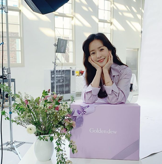 Actor Han Ji-min flaunts her bright beautiful looksHan Ji-min posted a picture on his 17th day with an article entitled Thank you on his instagram.The photo released shows Han Ji-min, who appears to be filming the ad, raising his arm over a light purple box and posing for calyx.Hes a lavender in a purple shirt, with white, clear skin, and he gives off a Goddess smile that illuminates the set.The netizens responded, I love you, Sister is like a real flower, and Jimmin like an angel is so beautiful.Meanwhile, Han Ji-min played the role of Leonardo Jardim, who lives his own world, in the film Leonardo Jardim (director Kim Jong-gwan), which was released last December.Photo Han Ji-min SNS