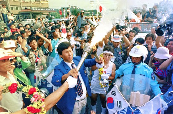 1988년 9월 15일 일본 대표로 서울올림픽 성화릴레이에 참가한 하시모토 세이코 신임 도쿄올림픽 조직위원회 회장. 가운데 오른쪽 휜 운동복을 입은 선수가 당시 하시모토 회장이다. [지지통신 제공]