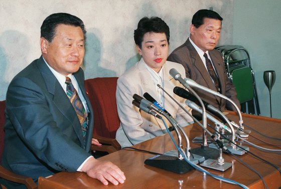 지난 95년 참의원 선거 출마를 발표하는 하시모토 세이코(가운데)와 모리 요시로 당시 자민당 간사장(왼쪽). [지지통신 제공]