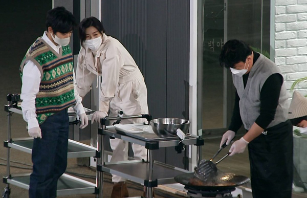 At SBSs Matsunam Square, which airs at 9 p.m. today (18th), Actor Lee Sun-bin will show a versatile charm that cant be delivered from food to delivery.Before dinner, Nongbengers had a sweet break in a coffee room full of retro sensibility.Members who saw the Honeycomb coffee cooking tool in the corner of the tea room had a heated conversation on the theme of Honeycomb coffee.Kim Hee-chul mentioned the video of the topic, saying that he saw Baek Jong-won making Honeycomb coffee on the SNS of his wife, Baek Jong-won.In the public footage, Baek Jong-won, who was in a bad mood to make Honeycomb coffee, and the children with disappointed expressions appeared to laugh.Kim Hee-chul said, You can not make Honeycomb coffee. He blew fact violence and made Baek Jong-won hot.Since then, there have been various names of Honeycomb coffee and stories about how to eat.Kim Dong-joon, who is from Busan, said that he called Honeycomb toffee with sick, Baek Jong-won and Yoo Byeong-jae from Chungcheong province, and Yang Se-hyeong from Dongducheon called sick or drawing.The members who challenged to make Honeycomb coffee responded that it was surprisingly difficult, while Yang Se-hyeong, who succeeded in making Honeycomb coffee at once, showed full confidence in front of Baek Jong-won.Baek Jong-won showed no confidence as he watched the members make Honeycomb coffee.He is the back door that he tried to eat a lot of Honeycomb coffee made by Yang Se-hyeong, but dropped it on the floor, and was humiliated by failing to draw the Honeycomb coffee shape and getting a bad feeling.At dinner time, Lee Sun-bin, who visited Maman Square, applied for a Malatang dish to Baek Jong-won.Baek Jong-won completed a generous Malatang by utilizing the past specialties Maman for Lee Sun-bin.Malatang, which made it even more spicy for Lee Sun-bin, who usually likes spicy flavors, predicted the red taste of extreme strength.The meal began and the members were displeased with the all-time spicy taste; while Lee Sun-bin casually inhaled the Malatang and showed a good appearance for the spicy taste.Meanwhile Lee Sun-bins versatile appearance also followed in the Untapped Cooking Show.He showed the appearance of Class A Alba student by running around the parking lot even in high heels to deliver dishes to citizens.Lee Sun-bin, who was in the tenth day, was saddened by the unravelling of his legs as the evening ended.Lee Sun-bin, who stole the hearts of members as well as budget citizens with various charms, can be seen on SBSs Matnam Square, which airs at 9 p.m. on the 18th (Thursday).