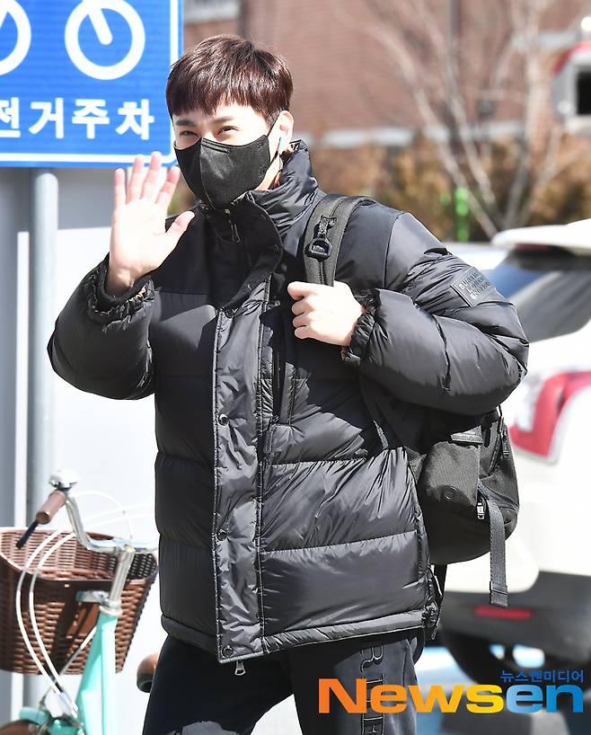 Singer Min Kyoung Hoon is heading to the broadcasting station for the recording of Knowing Bros at JTBC Ilsan Studio in Janghang-dong, Ilsan-dong, Goyang-si, Gyeonggi-do on February 18th.
