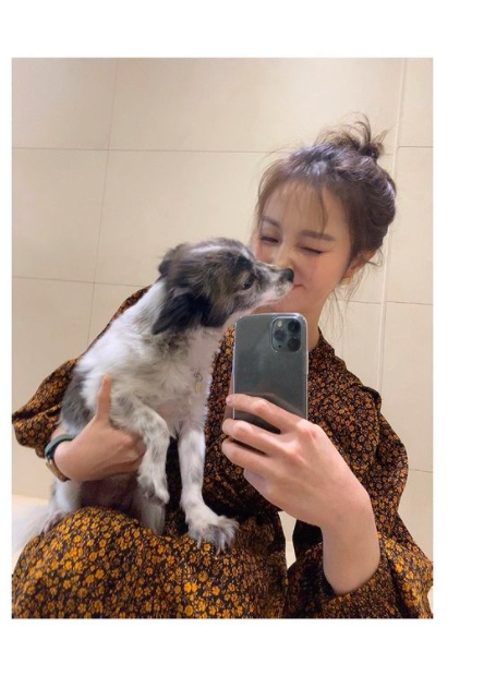 Former Weather Report Girl Ahn Hye-Kyung, 43, captivated Eye-catching with a visual that was unknowingly different.Ahn Hye-Kyung posted two photos on his instagram on the afternoon of the 17th, saying, The weather can suddenly be so cold.In the meantime, Ahn Hye-Kyung added, Springa, Springa, come quickly.When I look at the picture posted by Ahn Hye-Kyung on this day, I left a self-portrait using a mirror at home.Above all, the visuals, which are thinner than before, and have a smaller face, attract attention.Meanwhile, Ahn Hye-Kyung started his career as MBC Weather Report Girl in 2001 and is currently appearing in various entertainment.Ahn Hye-Kyung SNS