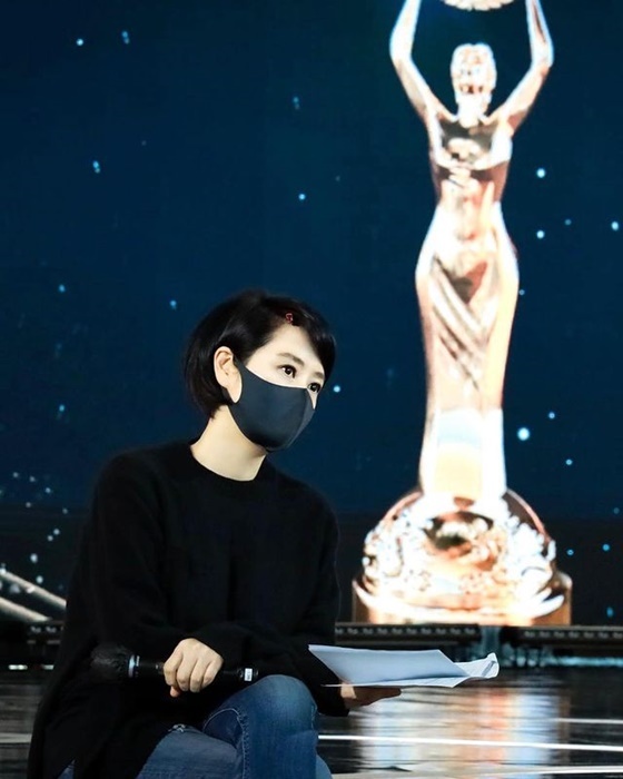 Kim Hye-soo posted two photos on his 18th day with an article entitled 2/9 rehearsal with #Yoo Yeon-seok on his instagram.Kim Hye-soo, in the public photo, is sitting on the stage facing Yoo Yeon-Seok, who is in rehearsal, but is serious like a real awards ceremony.The aura of two people who come through the black and white effects attracts attention.Meanwhile Kim Hye-soo appears in the Netflix original series Juvenile Justice.Juvenile Justice is a human court drama that takes place when a judge who hates Young Offender takes a new position in a district court juvenile department.
