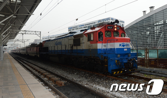 첫 열차가 출발하도록 역사 출입문을 열지 않아 출근길 수십 명이 눈앞에서 열차를 놓치는 황당한 일이 벌어져 한국철도가 감사에 나섰다. (자료사진) ©뉴스1