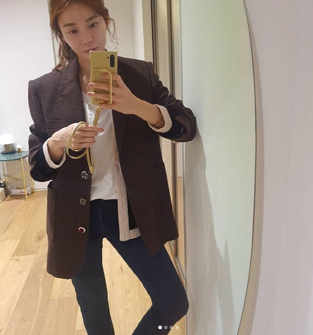 Actor Cha Ye-ryun has unveiled a sophisticated everyday fashion.Cha Ye-ryun wrote on his Instagram on the 19th, Todays ootd. Todays weather is a little loose. But be careful with health. Fighting today!I posted a picture with the article.In the open photo, Cha Ye-ryun is wearing a sophisticated Spring Full Metal Jacket and is shooting his reflection in a mirror.Everyday fashion is perfectly digested and boasts a slender body and collects attention.Meanwhile, Cha Ye-ryun and Ju Sang Wook have one daughter in 2017 marriage.