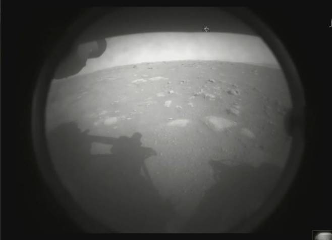 한국시간으로 19일 오전 퍼시비어런스가 화성 표면에 착륙한 직후 지구로 전송한 화성 사진. NASA/JPL-Caltech 제공