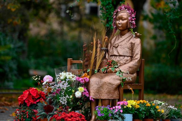 독일 베를린의 '평화의 소녀상'이 꽃으로 장식된 모습. AFP 연합뉴스