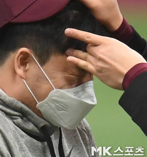 딱밤 공포에 눈을 질끈 감는 김태훈.