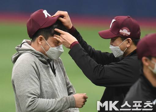 이승호의 딱밤에 눈을 질끈 감는 김태훈.