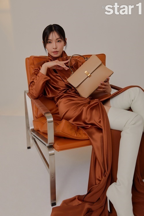 A Kim So-yeon pictorial has been released.Actor Kim So-yeon, who shook the second half of 2020 with SBS Penthouse Season 1 Chun Seo-jin, decorated the back cover of the March 2021 issue of Star & Style Magazine.In this photo, which was held with a luxurious and urban mood with the New York contemporary designer brand Joy Grayson, Kim So-yeon was praised by the staff with bold poses and elegant artifacts throughout the photo shoot.Chun Seo-jins rain in the rain, which became a hot topic in Penthouse Season 1.Kim So-yeon said, When the divorce with Ha Yoon-chul was discovered and the president was deprived of his position, the scene of the evil that poured out the sadness of the past was left in the most memory.I was glad that the first time I could not even practice it, it was still the most memorable scene, and the feeling was conveyed to the screen, he said.Kim So-yeon, who praised the opponent, Yoon Jong-hoon, saying, I want to shine more in the future. Yoon Jong-hoon memorized the names of more than 100 staff members, and he has never missed a photo shot for more than a year. I had the most gods with Hoon, but I was so good at personality and personality that I was so trustworthy throughout the photo shot and I was able to receive a lot of Taiwan Taoyuan International Airport of the heart. 