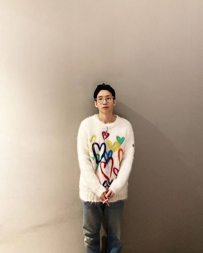 Actor Bong Tae-gyu showed off his extraordinary fashion in everyday life.Bong Tae-gyu uploaded a picture to his Instagram on February 18 with the phrase one row in the corner.In the photo, Bong Tae-gyu stares at the camera in a heart-beat.Bong Tae-gyu also boasted a warm visual, digesting transparent glass with a Perfect match.The netizens who saw this responded such as handsome and our type 1 column.