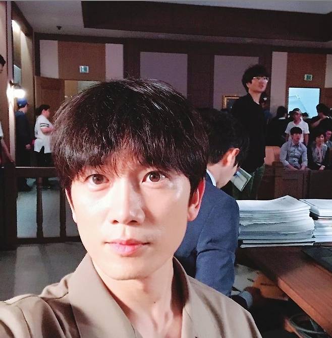 Actor Ji Sung flaunts lookism that cant be covered by Binnie and MaskJi Sung uploaded a picture to her Instagram on February 19.In the photo, Ji Sung stares at the camera wearing Binnie and Mask, who showed off her handsome visuals with dark features and double eyelids.The netizens who saw this responded I was so handsome and I wanted to see.Ji Sung made his debut in 1999 with SBS drama Club; since then, he has appeared in a number of productions including New Heart, Protect the Boss, Kill Me, Hilmi and more.