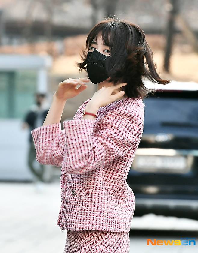 Actor Park Ha-sun is entering the SBS Mokdong building in Yangcheon-gu, Seoul to attend the 19th day SBS Power FM Park Ha-suns Cine Town on February 19th.