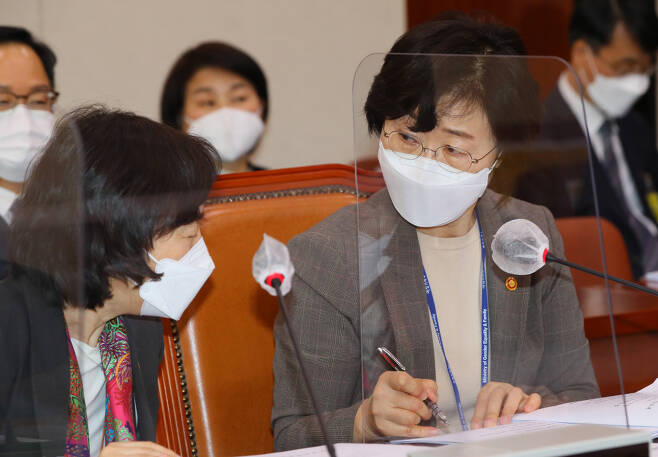 정영애 여성가족부 장관(오른쪽)이 김경선 차관과 함께 2월18일 국회 여성가족위원회 전체회의에 참석했다. ⓒ연합뉴스