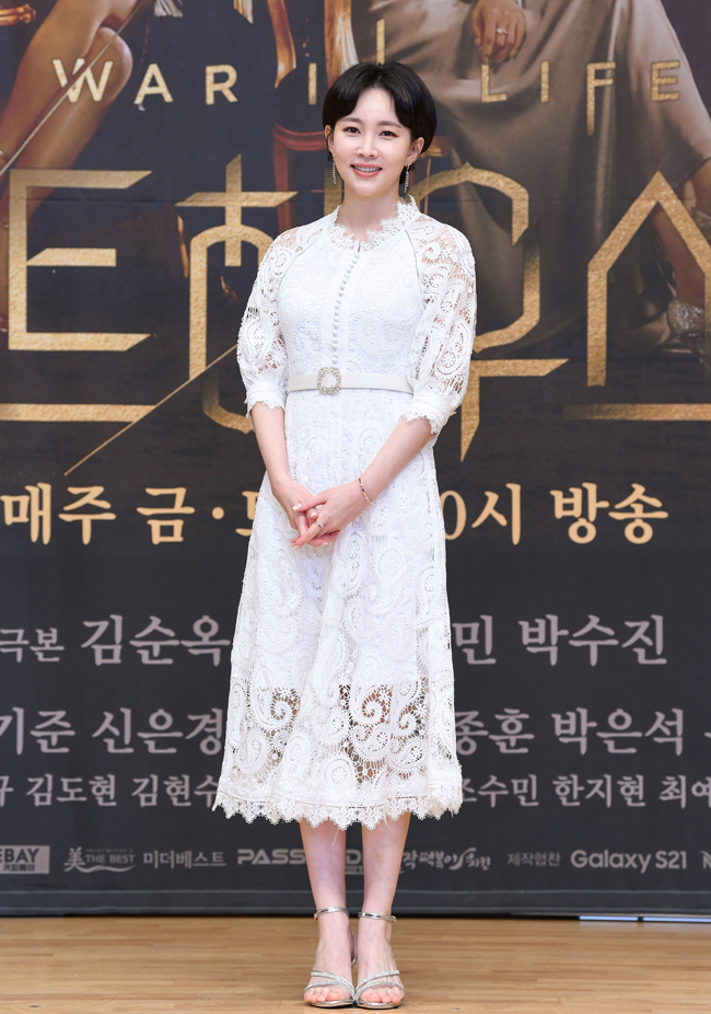 Actor Yoon Joo-hee attends the SBS gilt drama Penthouse 2 Online production presentation held on the 19th.Photo: SBS