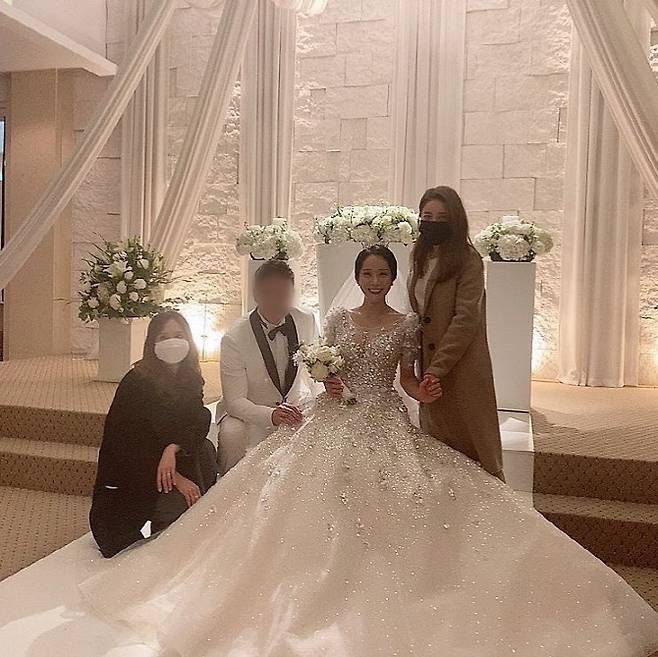 Bak junga posted a picture on his Instagram on the 20th with an article entitled Minahhhhhhhhh is so congratulations, lets walk the flower path.In the public photos, there is a picture of a bak junga, a Seo In-young and Cho Min, and his Husband.Bak junga, Seo In-young, attended Cho Mins Wedding ceremony with Jewelry activities and boasted of his friendship.Seo In-young also wrote on his Instagram: We Minahhhhhhhhh are so beautiful, so congratulations, so wonderful to meet you in high school and now its so amazing.Minahhhhhhhhh, who has only one thing to be happy. You have to be happy. Now I am alone. Cho Min, from Jewelry, posted a non-entertainer association Husband and Wedding ceremony on Tuesday.Cho Min was congratulated on the fact that she had completed her marriage report last year and was pregnant.