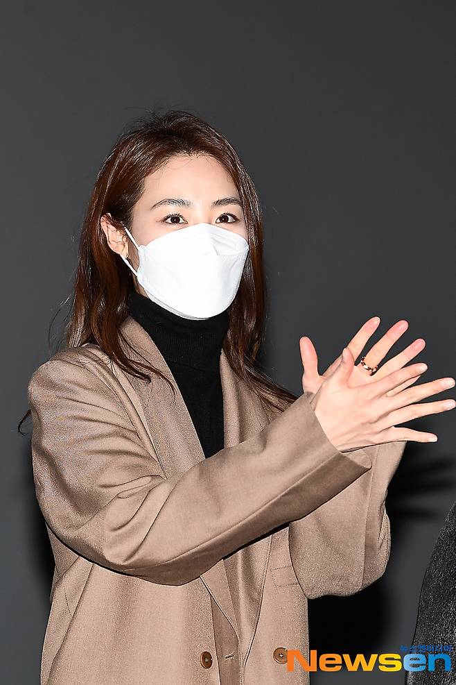Actor Kim Kang-woo, Lee Yeon-hee, Donghwi, Yoo Tae-oh and Hong Ji-young attended the stage greeting of the movie Marriage Blue at the entrance of Lotte Cinema Counter in Jayang-dong, Gwangjin-gu, Seoul on the afternoon of February 20.Actor Lee Yeon-hee is attending the stage greeting of the movie Marriage Blue and leaving a greeting.