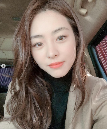 Actor Lee Yeon-hee boasted of her Elegance charmLee Yeon-hee posted a picture on his SNS on the 20th with an article entitled # New Year Marriage Blue stage greeting.In Selfie, Lee Yeon-hee boasted a simple figure: the charm of innocent Lee Yeon-hee catches the eye.Lee Yeon-hees bright smile is also beautiful.Lee Yeon-hee has Acted a non-regular employee at the ski resort in the movie Marriage Blue.Lee Yeon-hee held a private marriage ceremony with her non-entertainment husband in June last year.