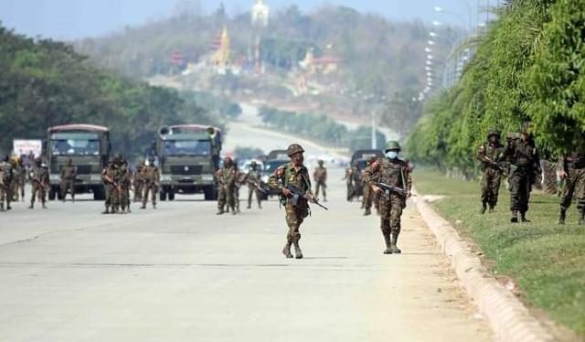 22일 오전 무장한 미얀마 군병력이 네피도 도심으로 진입하고 있다. 이라와디 캡처