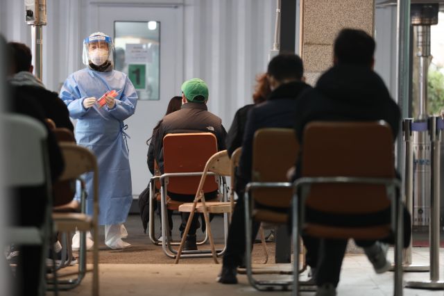 22일 오후 서울 동작구보건소에 마련된 선별진료소에서 시민들이 검사를 받기위해 대기하고 있다. 연합뉴스