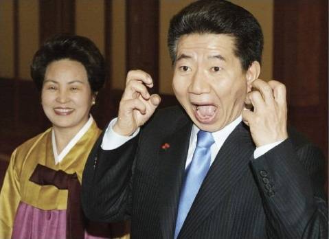 고(故) 노무현 전 대통령 서거 3주기를 맞아 노 전 대통령의 미공개사진을 엮어 지난 2012년 출간된 사진에세이 ‘노무현입니다’에 실린 사진. 청와대 전속 사진사로 근무했던 장철영씨는 “노무현 전 대통령은 얼굴 근육을 풀기 위해 입 운동을 하는 버릇이 있다. 어느 날 기자들이 그 모습을 찍어 내보냈고, 한나라당이 그 사진을 악의적으로 악용하는 일이 있었다. 그래서 기자들이 모인 가운데 “그래 한번 찍어 봐라.” 하며 입을 크게 벌려 주었다”고 적었다.