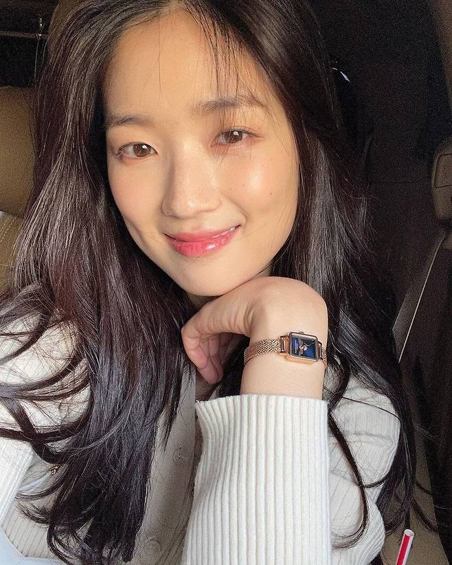 Actor Kim Hye-yoon flaunted the watery SkinsKim Hye-yoon posted three photos on his instagram on February 22 with the phrase Weather is good and I feel good.Kim Hye-yoon in the picture is laughing brightly in the vehicle. Kim Hye-yoon has a deep eyebrow and a smile of cute beautiful looks.The netizens who saw this responded such as Skins what is going on? And I like my sister.Kim Hye-yoon made his debut with KBS2 Drama TV Novel Three Years in 2013 and has since appeared in a number of works including SKY Castle and How to Discover.