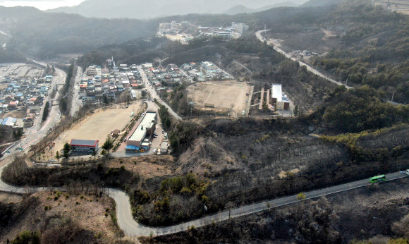 22일 경북 안동시 임동면 주변 산이 온통 검게 변해있다. 산림청 등에 따르면 21일 발생한 산불로 200ha가 소실됐다. 연합뉴스