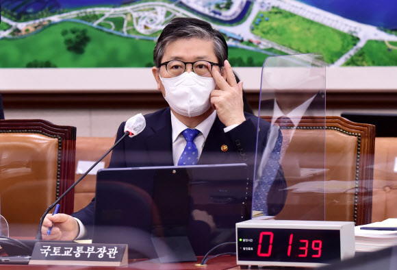 변창흠 국토교통부 장관이 22일 국회에서 열린 국토교통위원회 전체회의에서 답변하고 있다. 연합뉴스