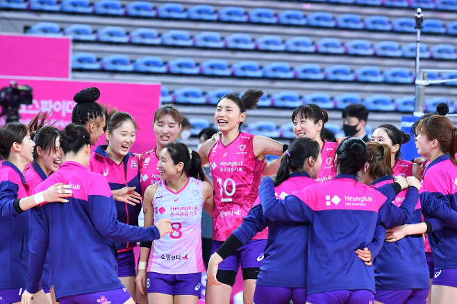 김연경(가운데) 등 흥국생명 선수들이 지난 19일 인천 계양체육관에서 KGC인삼공사를 꺾은 뒤 함께 기뻐하고 있다.  한국배구연맹 제공