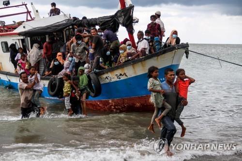 작년 6월 인니 앞바다서 구조된 로힝야족 난민들 [로이터=연합뉴스]