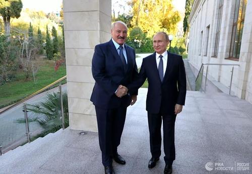 지난해 9월 소치에서 만난 푸틴 대통령(오른쪽)과 루카셴코 대통령 [리아노보스티=연합뉴스 자료사진]