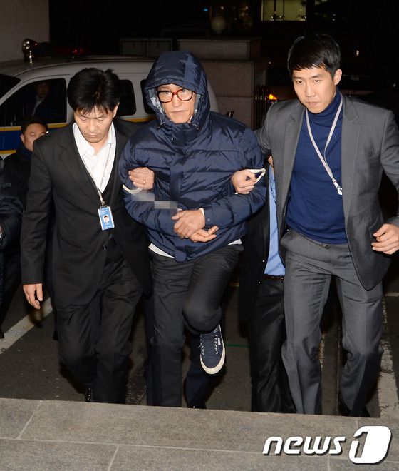 조양은씨가 2013년 11월 필리핀에서 체포돼 서울 마포구 경찰광역수사대에 들어서고 있다. 2013.11.29/뉴스1