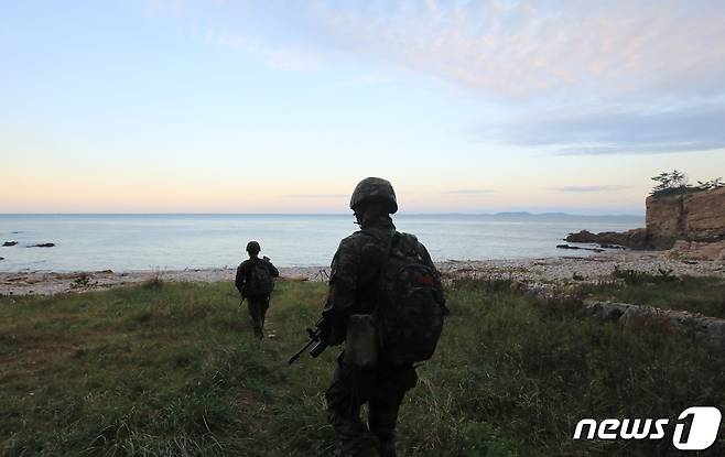 문재인 대통령이 북한의 연평도 실종 공무원 피격과 관련해 우리군에 경계태세 강화를 지시한 가운데 25일 인천 옹진군 대연평도에서 해병대 장병들이 해안을 순찰하고 있다. 2020.9.25/뉴스1 © News1 구윤성 기자