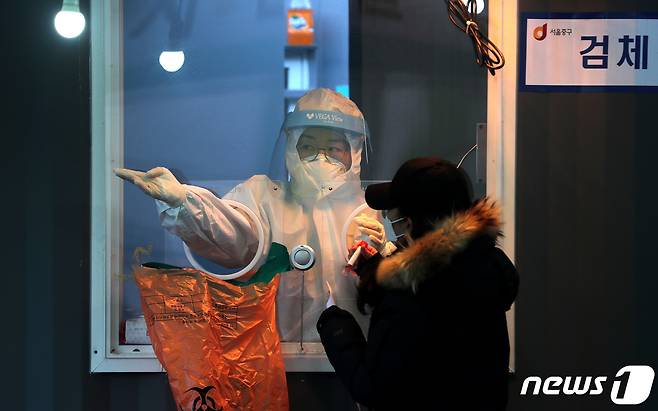 23일 서울역 임시선별진료소에서 시민들이 검사를 받고 있다. 2021.2.23/뉴스1 © News1 이성철 기자