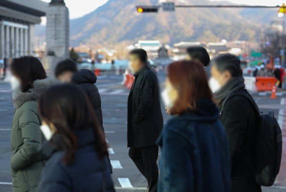 서울 아침 기온이 영하 5도까지 떨어진 23일 오전 서울 세종대로 광화문사거리에서 출근길 시민들이 발걸음을 재촉하고 있다. 뉴스1 제공