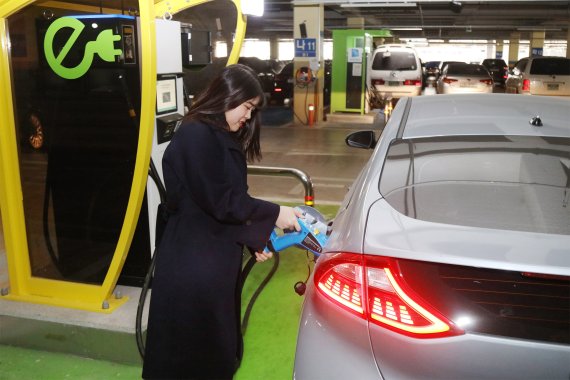 전북 익산시가 친환경 자동차 구입 지원을 대폭 늘린다. 사진은 전기차량 충전모습 /사진=뉴시스