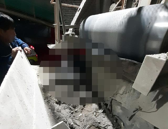 지난달 28일 인천 서구 한 건설 폐기물 처리업체에서 80대 일용직 노동자가 컨베이어 벨트에 끼여 병원으로 옮겨졌으나 숨졌다. 사진은 사고 현장 모습. 인천소방본부 제공