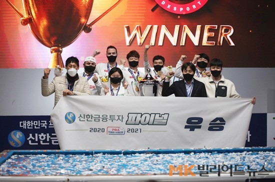 TS·JDX히어로즈 팀원들이 우승 후 JDX 김한철, TS 장기영 대표와 기념 촬영을 하고 있다.
