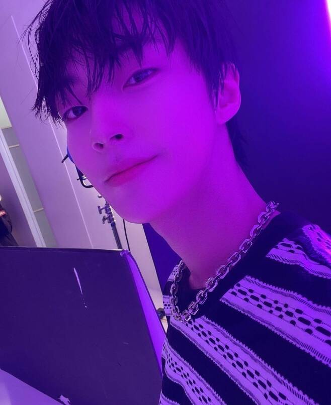 Actor Hwang In-yeop has been in the spotlight with colorful beautiful looks.Hwang In-yeop posted several photos on his Instagram account on February 23 with Number 1 (Lavender Mist) heart emojis.The photo shows Hwang In-yeop, who is taking a picture in a studio with purple Lighting.Roughly down bangs and striped T-shirt chain accessories create a cold atmosphere.From afar, it was a spectacular glee and trendy beautiful look that thrilled fans.Meanwhile, Hwang In-yeop appeared on TVN Goddess Gangrim which recently ended.