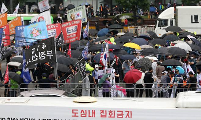 보수단체 집회 참가자들이 지난해 8월15일 오전 서울 종로구 광화문광장에서 광복절 맞이 집회를 하고 있다. 뉴시스