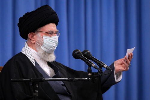 아야톨라 세예드 알리 하메네이 이란 최고지도자가 22일(현지시간) 수도 테헤란에서 의회 의원들과 면담하면서 발언하고 있다. 그는 핵무기 미보유 원칙을 재차 확인하면서도 핵무기의 원료로 사용될 수 있는 우라늄의 농축률을 60%까지 끌어올릴 수 있다고 공언했다./EPA연합뉴스