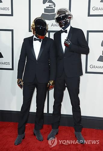 (AP=연합뉴스) 일렉트로닉 듀오 다프트 펑크(Daft Punk)가 2014년 미국 로스앤젤레스의 스테이플스센터에서 열린 제56회 그래미상 시상식에 참석하고 있다.