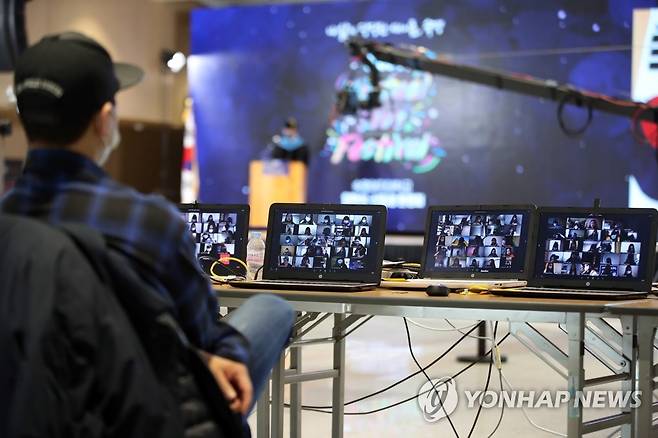 본 적 없던 입학식 풍경 (서울=연합뉴스) 박동주 기자 = 23일 오후 서울 숙명여자대학교에서 입학식 및 신입생 환영회가 비대면 형식으로 진행되고 있다. 2021.2.23 pdj6635@yna.co.kr