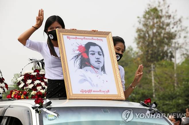 지난 19일 미얀마 쿠데타 규탄 시위 '첫 희생자' 먀 뚜웨뚜웨 카인 운구하는 차량 [로이터=연합뉴스 자료사진]