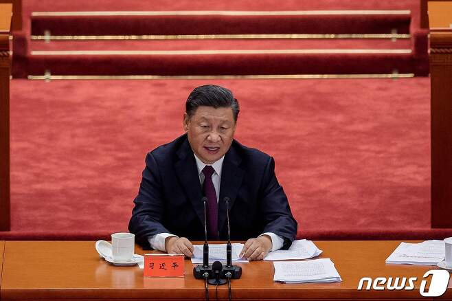 시진핑 중국 국가주석이 8일 (현지시간) 베이징의 인민대회당에서 열린 코로나19 방역 공로자 표창대회에 참석해 연설을 하고 있다. © AFP=뉴스1 © News1 우동명 기자